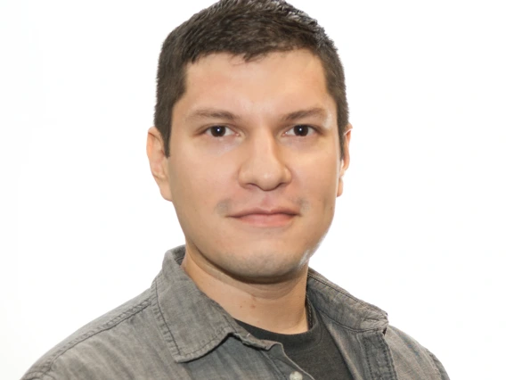 Headshot of graduate student Cris Preciado