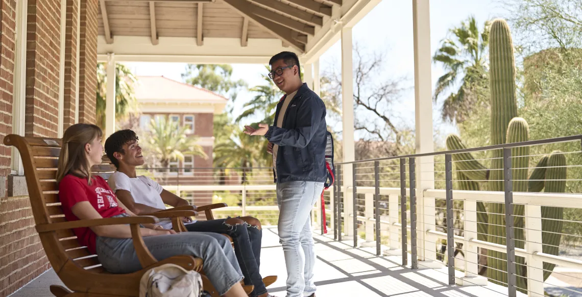 hree students on old main porch