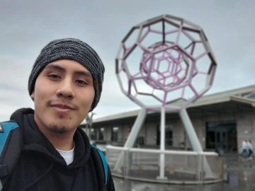Undergraduate Luis Fernando Canez selfie with background art